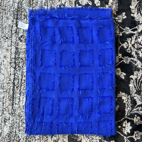 Rebecca Minkoff blue shawl with squares and fringe detailing - Picture 3 of 4